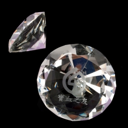 鑽石型合成水晶紙鎮 (9.9 cm) 寶血之友
